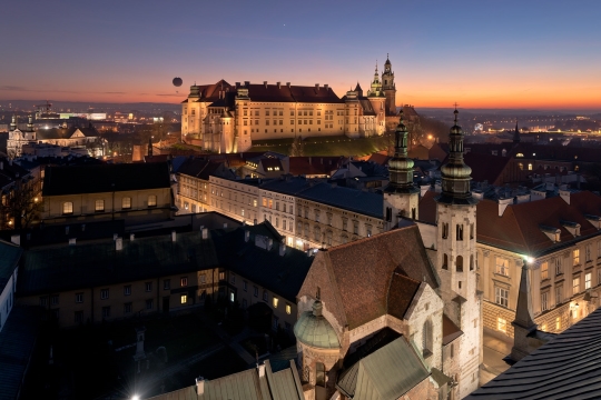 Immagine del Castello di Cracovia al tramonto, vista sulla città dall'alto